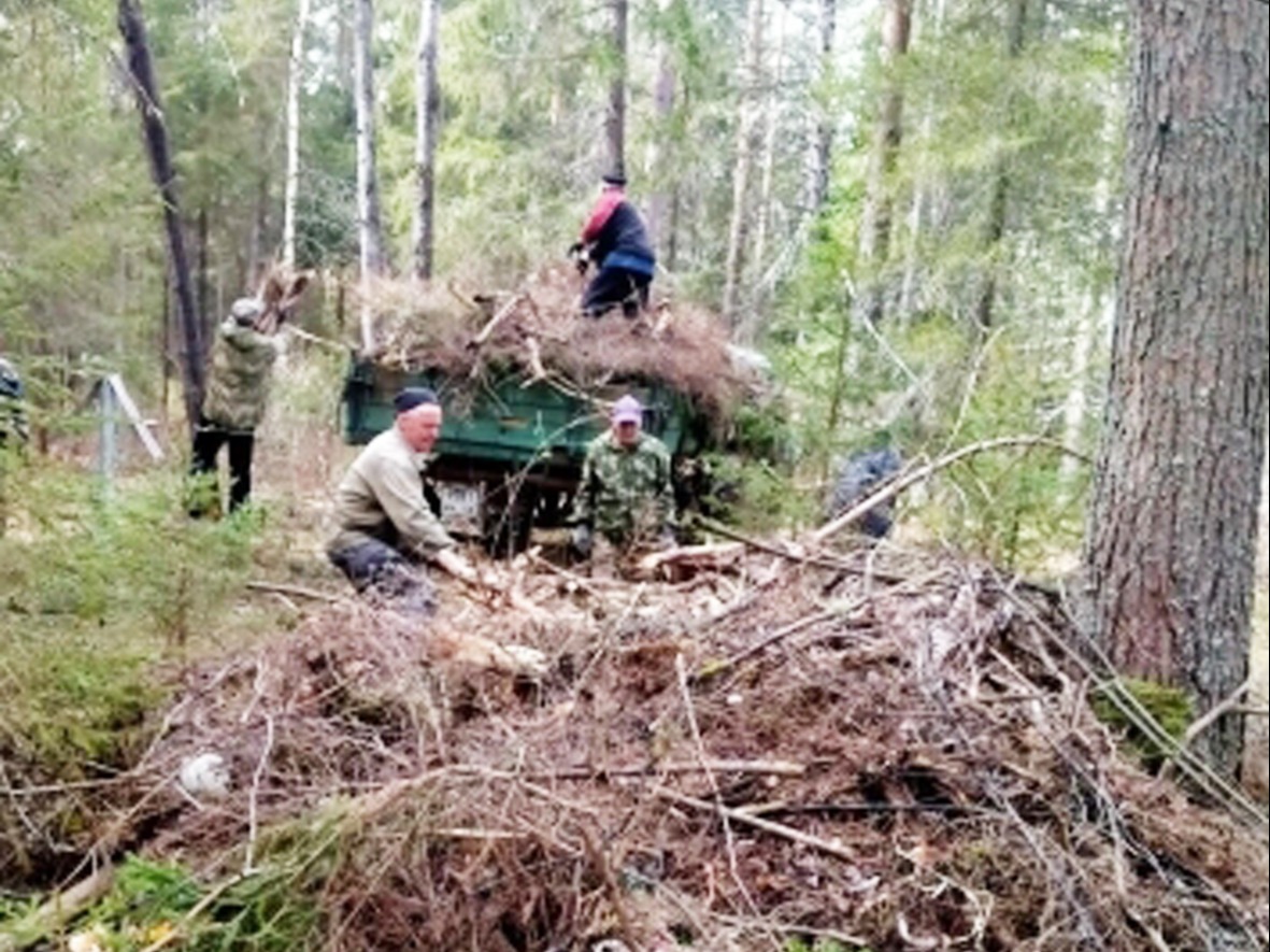 На сельских кладбищах Кудымкарского округа силами Сервисного центра проведены плановые работы по наведению порядка..